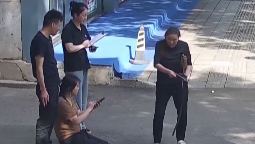 一起来看法：盯上金项链的“不速之客”（一） 女子近60克黄金项链被抢 监控拍下嫌犯逃逸画面