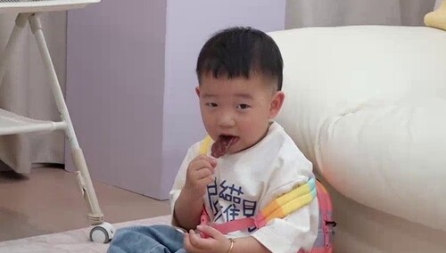 艾登小宇宙保卫零食自控力超强 “大馋小子”馋到假吃