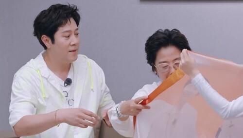 蔡国庆送母女们魔性丝巾