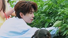 “新农人”何浩楠上线！带混血三兄妹沉浸式摘辣椒