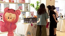 触摸传统 感知现代——韩国青年打卡中国使馆开放日
