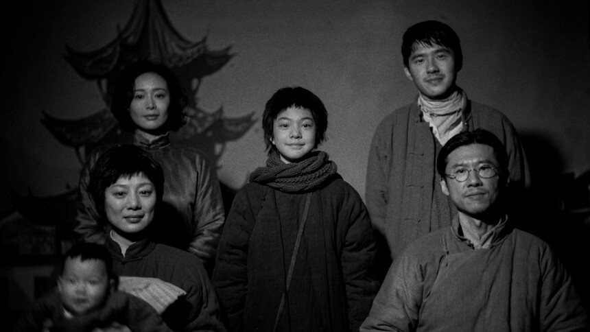 《南京照相馆》片尾曲 刘昊然高叶王骁拍“全家福”定格永远的微笑