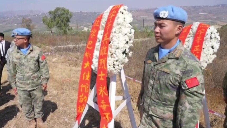 中国驻黎巴嫩使馆与赴黎维和部队祭扫杜照宇烈士墓