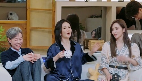 走向“巅峰”！谢娜左拥侯佩岑右抱叶童