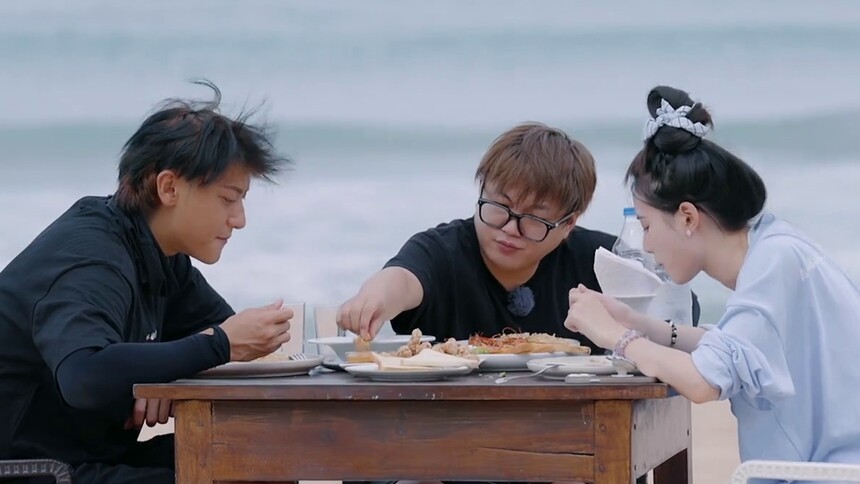 《小伙小妹换游记》超长花絮：黄子韬徐艺洋惬意午餐时刻