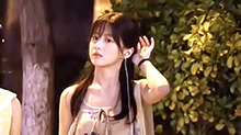 包上恩《炽夏》夜戏路透 长裙造型温柔甜美