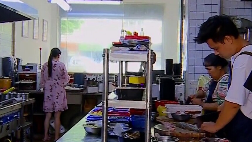湘江新区“每月一周查外卖”行动进行中：“蓓蓓厨房”：菜品未覆膜厨房容器清洁度堪忧