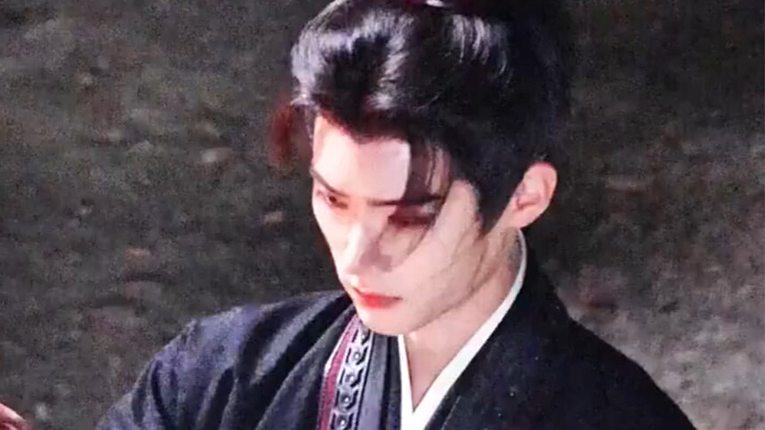 周翊然《翘楚》片场路透 古装持剑张力拉满