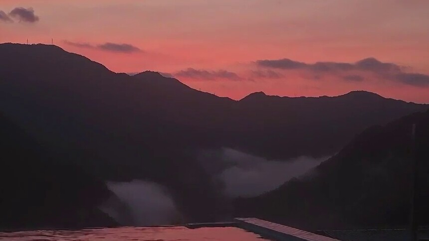 霞染层峦天渐晓 雾缠幽村“云相见”