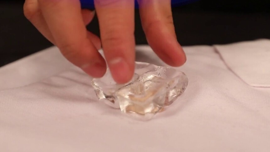 如何利用冰块去除口香糖？