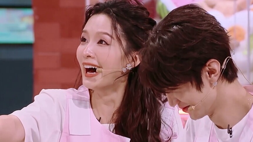 宋茜李沁泼水发狠了忘情了