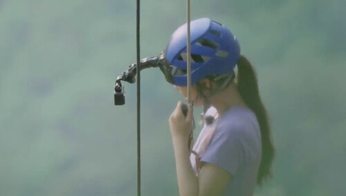 心疼！管乐妈妈看女儿挑战崖降眼里含泪