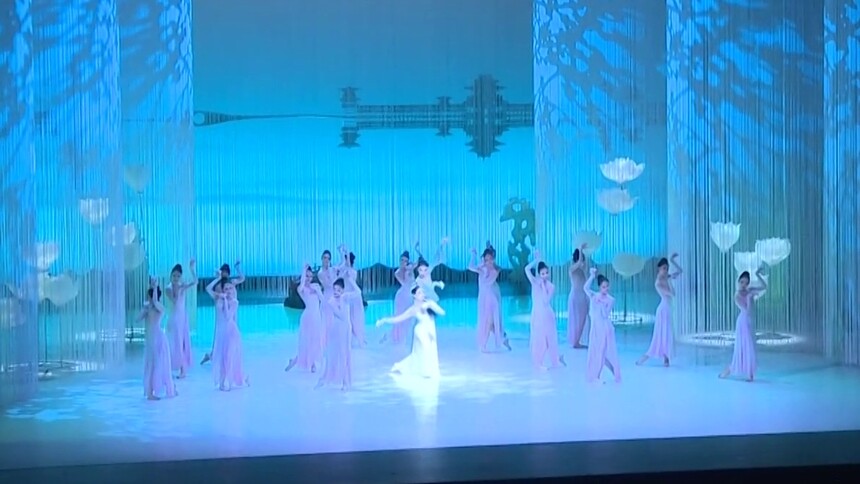 原创芭蕾舞剧《白蛇传》长沙首演：亦真亦幻舞台布景 沉浸式东方美学征服观众