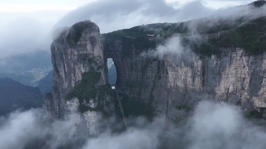 湖南张家界天门山第十一届翼装飞行世锦赛落幕