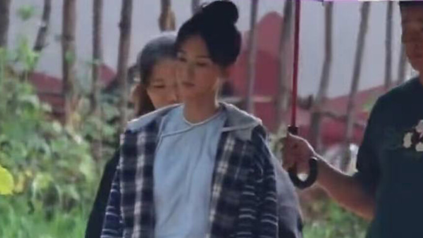 周也《红舞鞋》片场路透 林雪帆民族风造型灵动可人