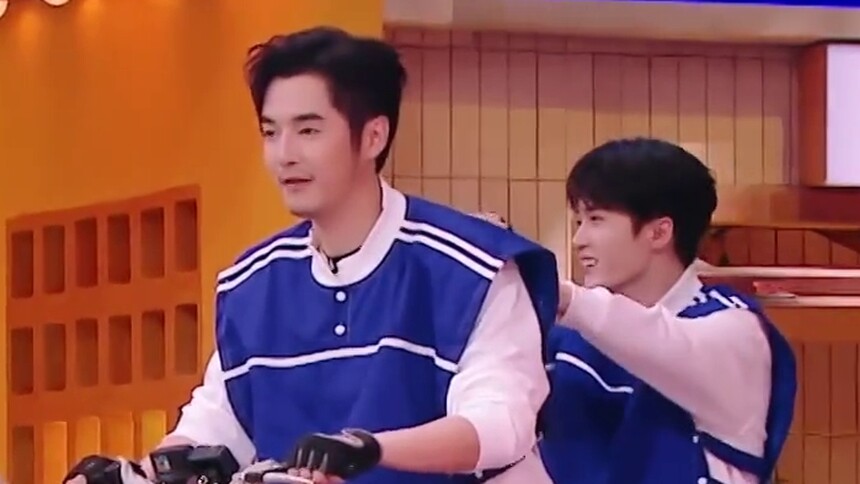 金世佳骑车带檀健次一把通关 瞬间燃爆全场