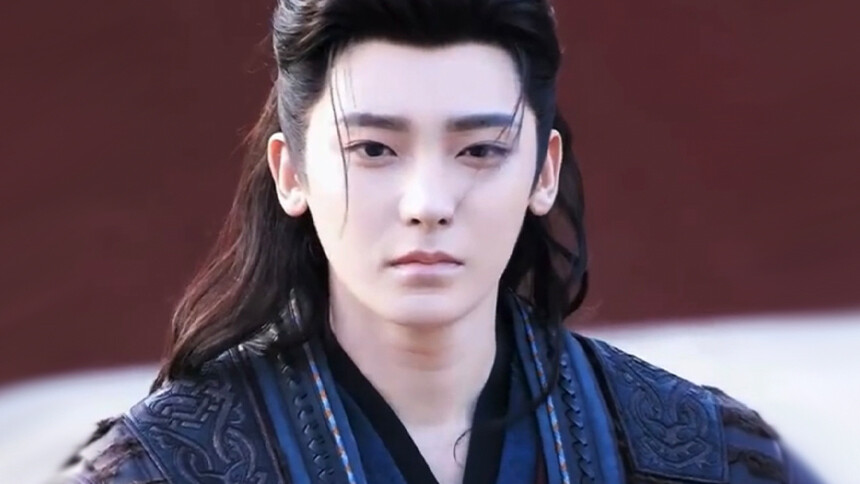 侯明昊《雀骨》最新路透 挽弓搭箭英气十足.