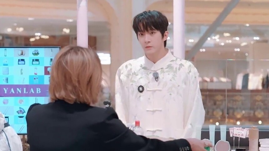 曹恩齐徒手拆箱力量感爆棚