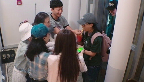 李沁带团迎接那英仪式感拉满 这是来自花少团满满的爱