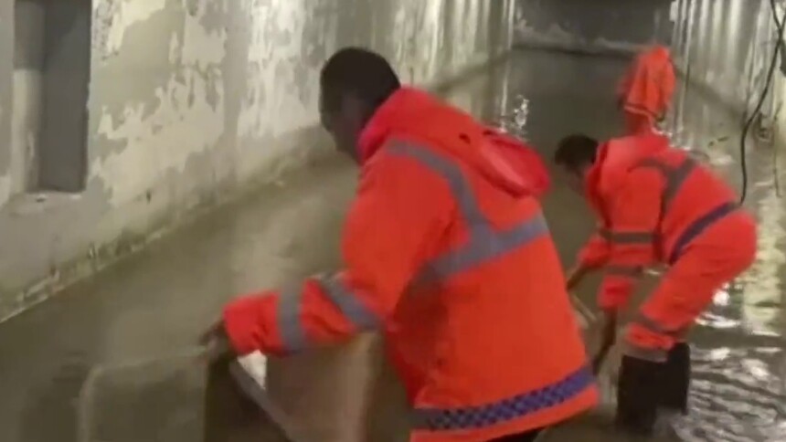 山西太原：降雨持续 城管多部门联动开展防汛工作