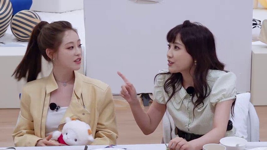 祝绪丹李艺彤一个懵一个萌