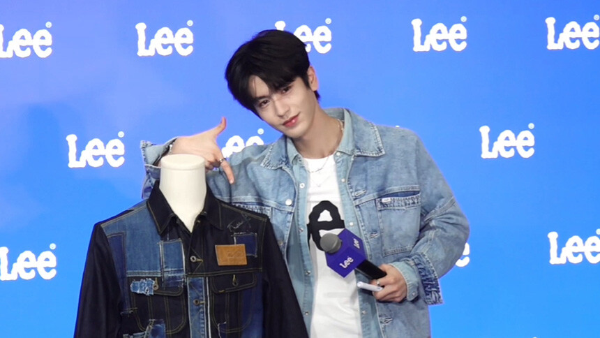 张凌赫出席品牌活动 牛仔套装少年感十足