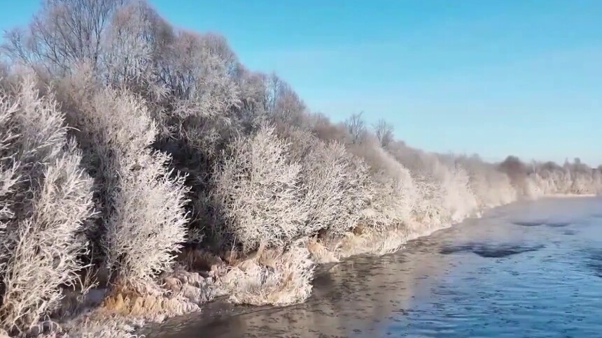 黑龙江漠河：气温走低 河流流冰 迎来雾凇美景