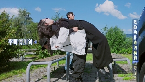 旅途劳顿互助时刻！马思纯李沁互相拉背放松