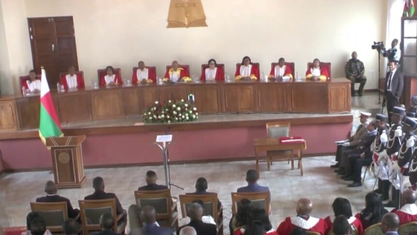 马达加斯加军官兰德里亚尼里纳宣誓就任总统