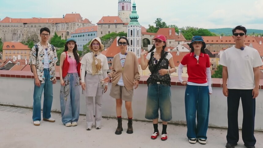 《花儿与少年·同心季》动感地带芒果卡独家高光花絮第10期：花少团集体街头拉筋 全员化身那姐“夸夸团”