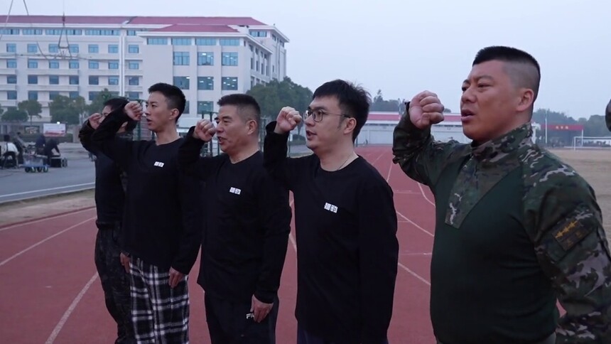 镜头之外，信念至上：剧组片场的庄严一刻