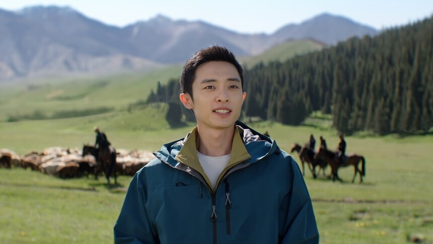 《红石榴餐厅》第1集看点：明亮古丽娜尔返疆路上重逢