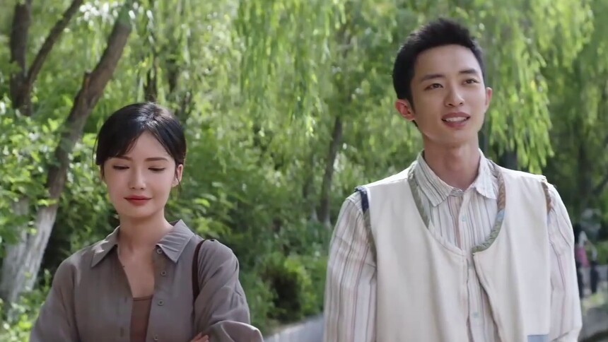 明亮和古丽娜尔边散步边回忆小时候和胡月的事情