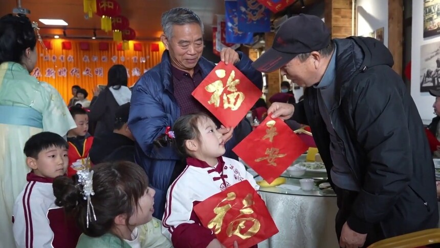 河北秦皇岛：重阳情意浓 敬老暖金秋