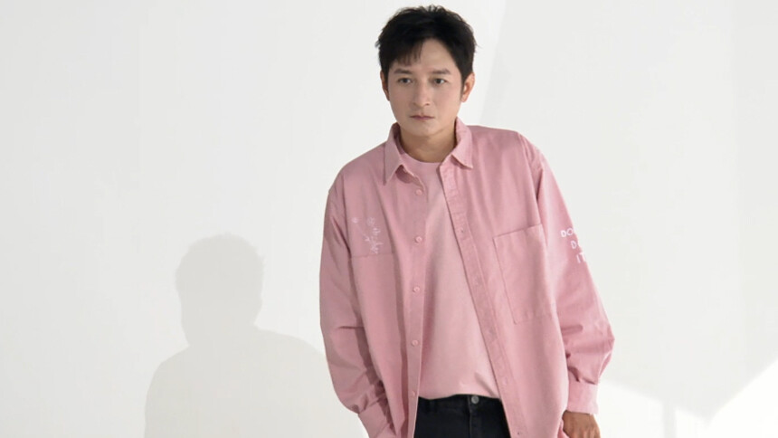 《再见爱人5》海报侧拍：李维嘉休闲穿搭随性自在