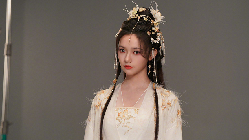 林允分享《水龙吟》阿谁造型 白衣翩跹仙气满屏