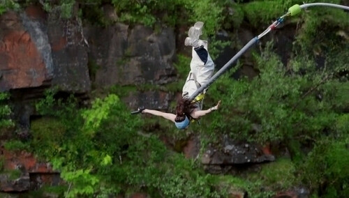 独一无二！张雅琪蹦极收获人生照片