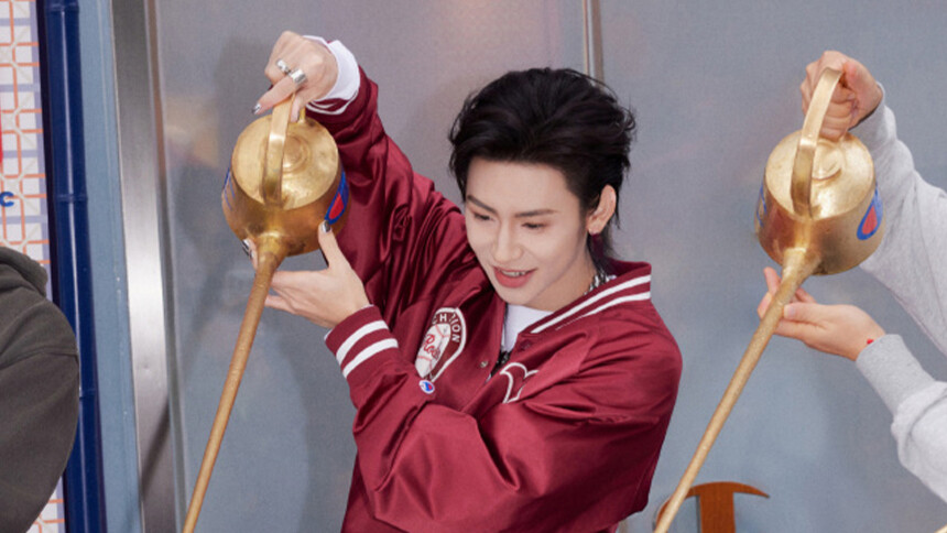 王琳凯现身成都出席活动 分享音乐作品和时尚穿搭