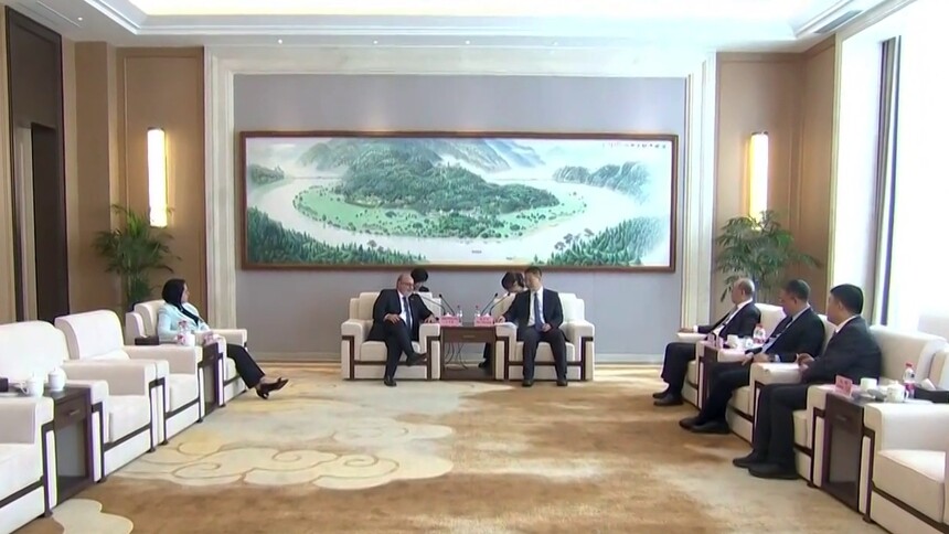 谢卫江会见古巴驻华大使白诗德