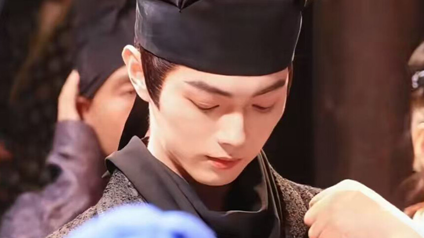 许凯《天都异闻录》黑衣路透 手拿剧本专注认真