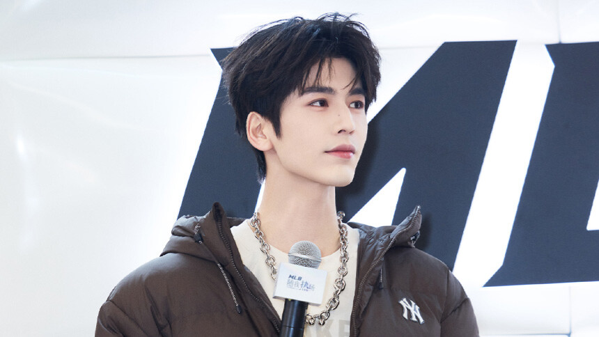 张凌赫沈阳亮相人气爆棚 现场学东北话直呼“烫嘴”