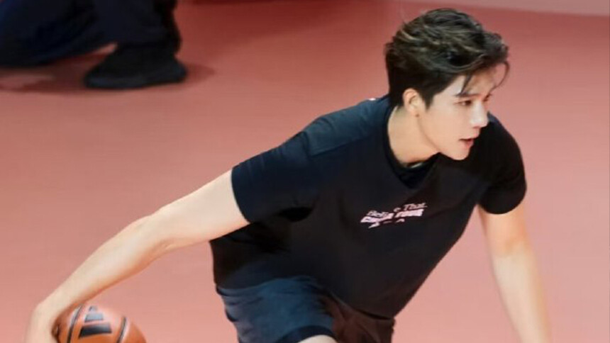 王安宇打篮球被偶遇 活力满满青春洋溢