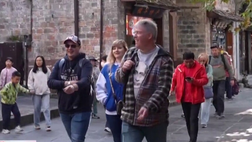 凤凰古城：迎冬季入境游高峰 国际友人爱上这里