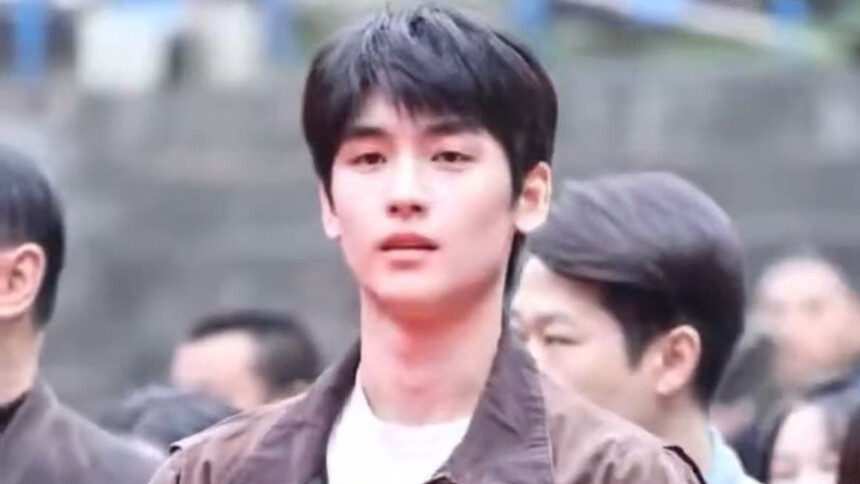 黄俊捷新剧正式开机 工装造型清爽随性