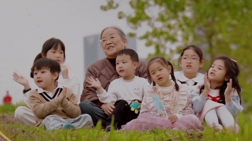 快80了还在追童年？绘本奶奶蔡皋的童心藏不住了