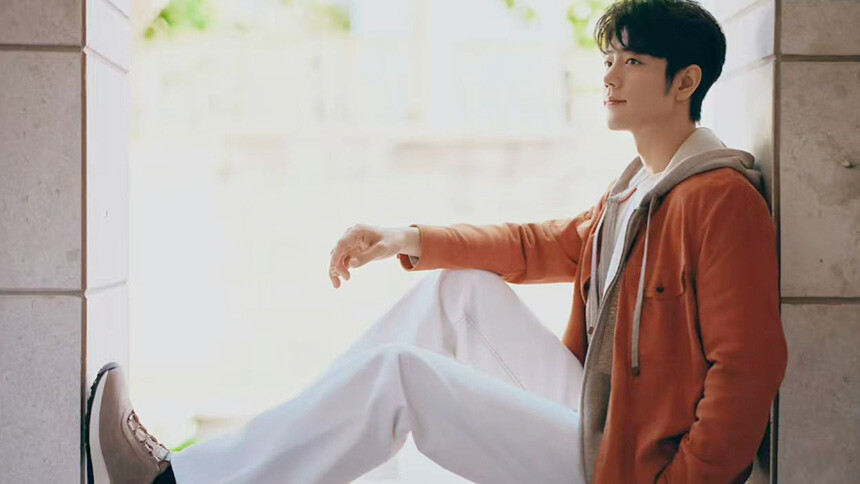 肖战工作室分享六宫格营业照 暖调造型尽显松弛质感