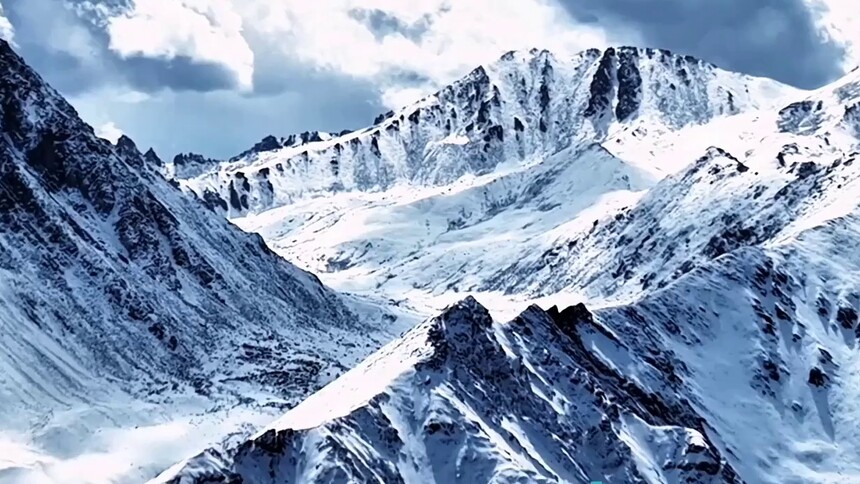 青海循化：云海雪峰宛如水墨仙境