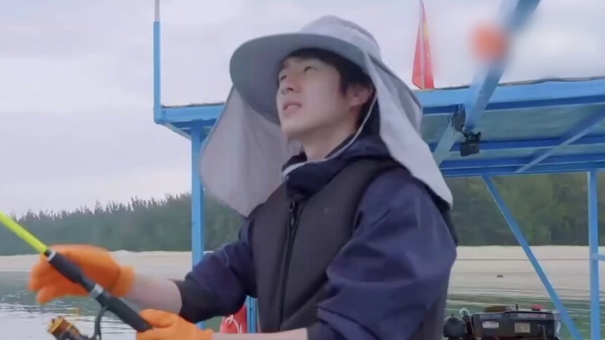 刷刷综×向往的生活：王俊凯找到劈柴新方法？刘昊然上演“愿者上钩”式钓鱼