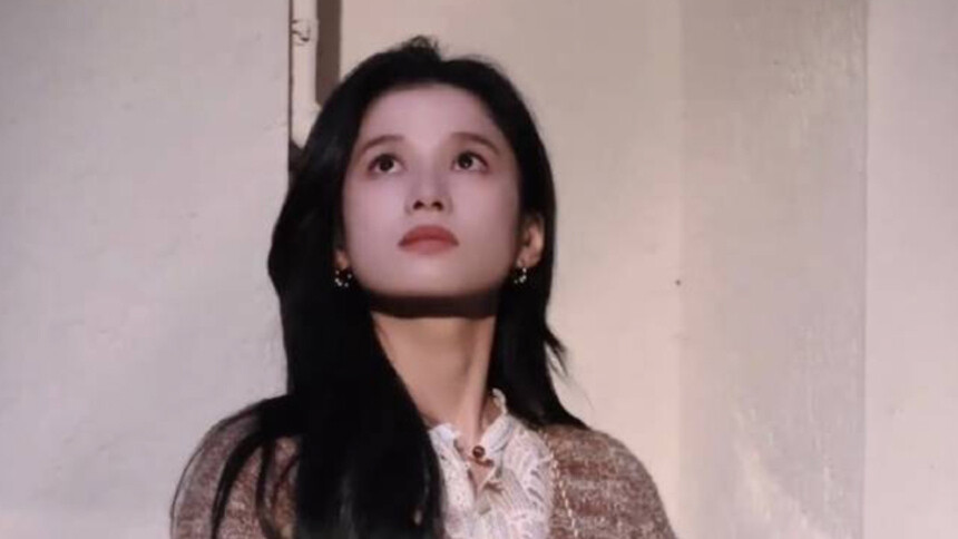 张婧仪《致我那菜市场的白月光》新路透释出 长卷发造型尽显温柔