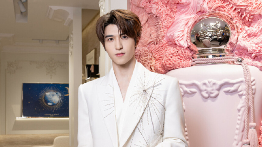 尹浩宇白西装造型苏感满分 上海闪现透露工作新计划